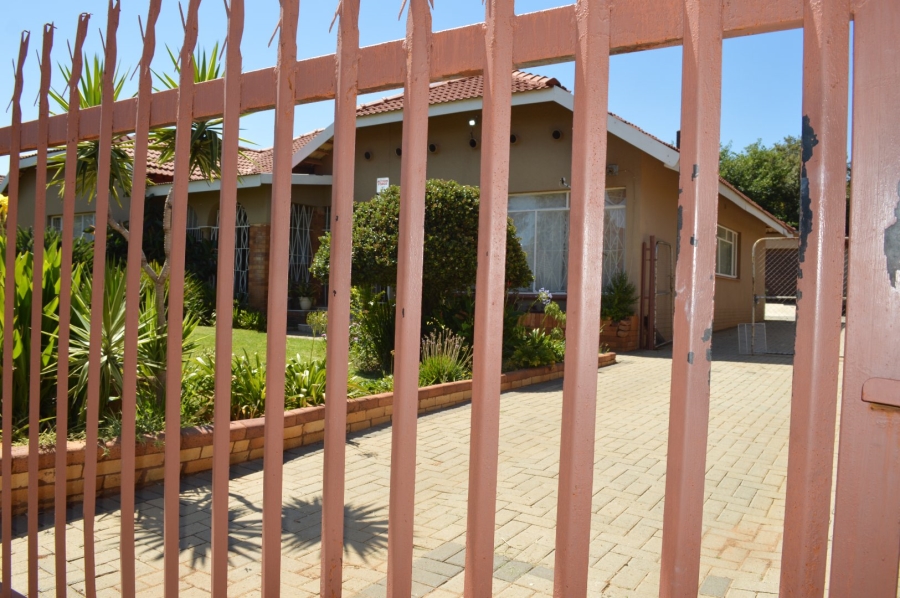 4 Bedroom Property for Sale in Roosheuwel North West